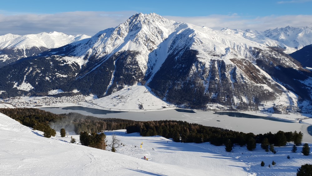 Pistes van Schöneben-Haideralm met uitzicht op Reschenmeer.